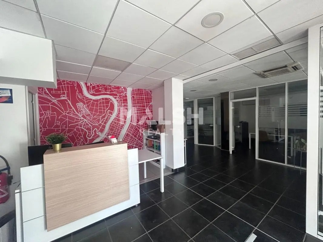 Retail in Villeurbanne to rent Interior Photo- Image 1 of 11