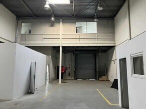 Light Industrial in Aix-en-Provence to rent Interior Photo- Image 2 of 3