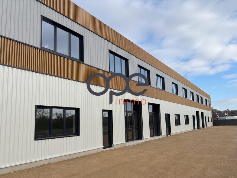 Light Industrial in Asnières-sur-Oise to rent - Building Photo - Image 2 of 9