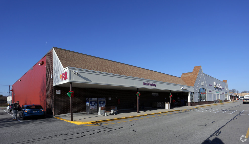 1360-1376 W Main Rd, Middletown, RI for sale - Primary Photo - Image 1 of 1