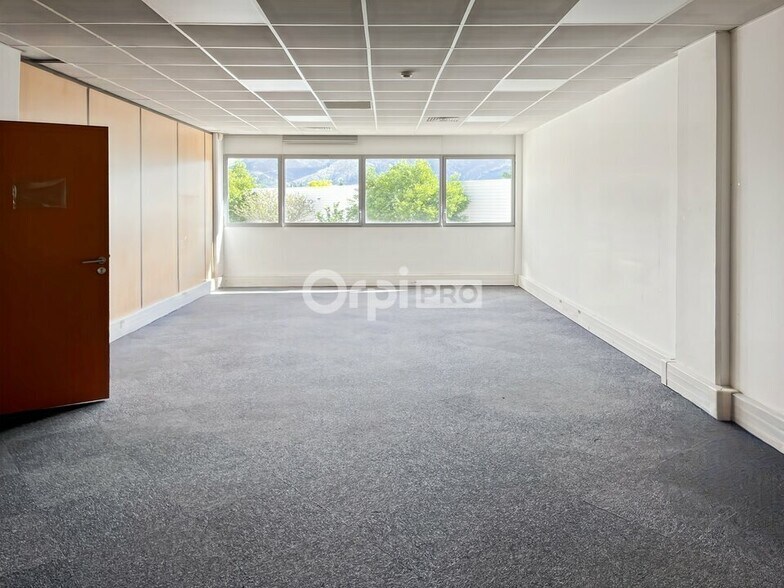 Office in Aubagne for sale - Building Photo - Image 1 of 7