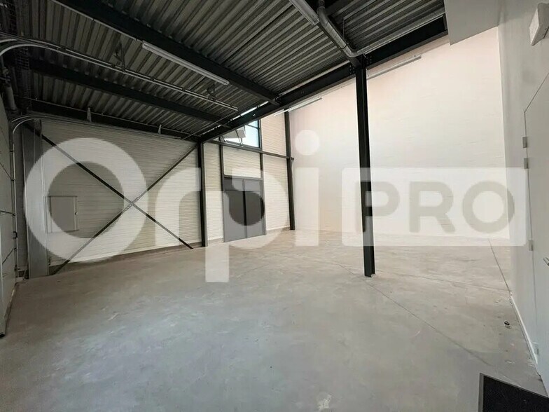 Light Industrial in Lieusaint to rent - Interior Photo - Image 3 of 7