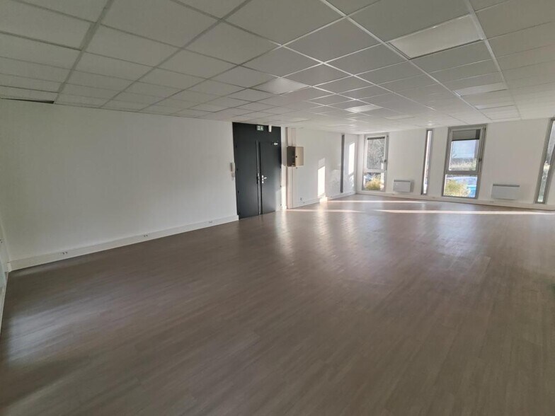 8 Rue Des Frères Caudron, Vélizy-Villacoublay for sale - Interior Photo - Image 2 of 8