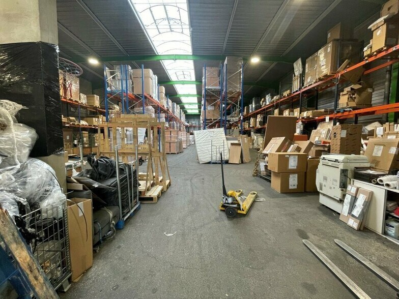 Light Industrial in Genas to rent - Interior Photo - Image 3 of 12