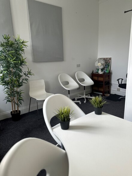 82 Great North Rd, Hatfield to rent - Interior Photo - Image 2 of 7