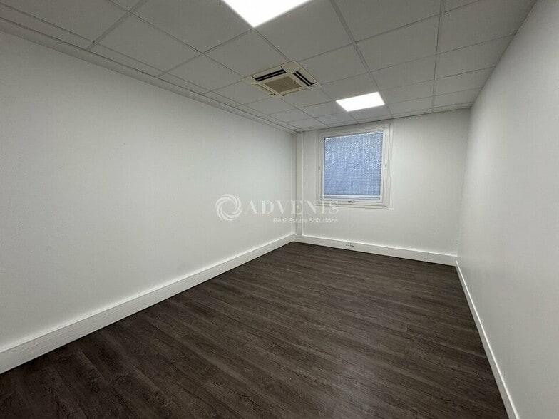Office in Tremblay-en-France to rent - Interior Photo - Image 3 of 8