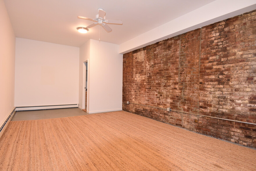 426 Union Ave, Brooklyn, NY for rent - Interior Photo - Image 2 of 9