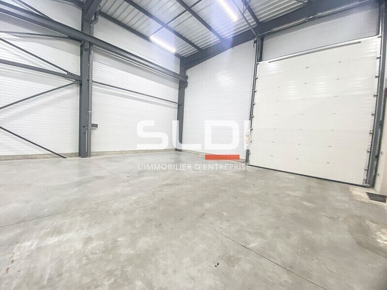 Rue De L'Aeropostale, Colombier-Saugnieu to rent - Interior Photo - Image 2 of 3