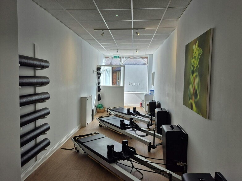 Queen St, Lymington to rent - Building Photo - Image 2 of 4