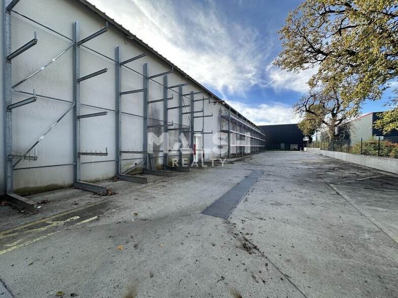 Light Industrial in Chassieu to rent - Building Photo - Image 2 of 8
