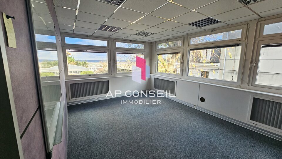 Office in SAINT CYR L ECOLE to rent - Interior Photo - Image 2 of 8