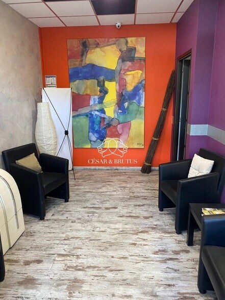 Office in Villeurbanne for sale - Interior Photo - Image 1 of 5