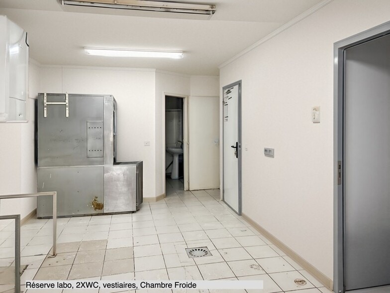 Retail in Lyon to rent - Interior Photo - Image 2 of 3