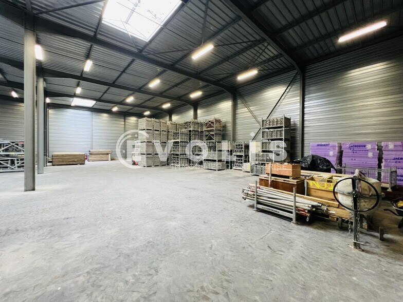 Light Industrial in Chelles to rent - Building Photo - Image 2 of 3