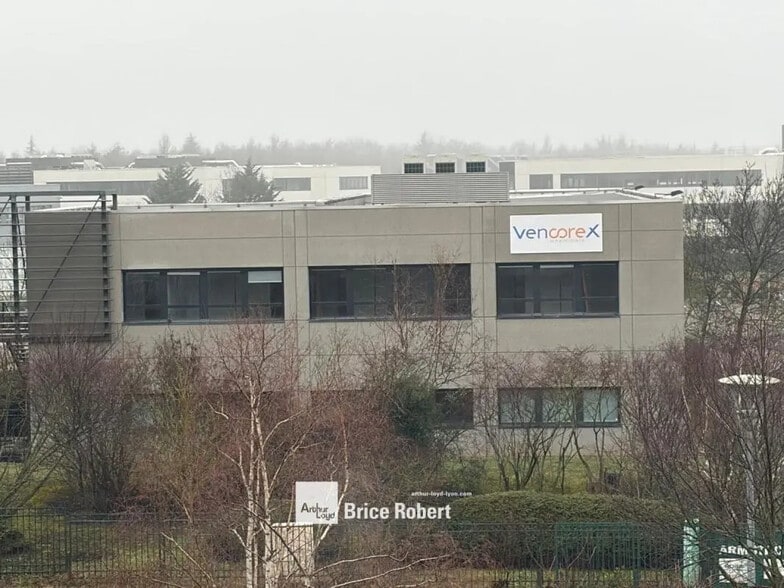 196 Allée Alexandre Borodine, Saint-Priest to rent - Building Photo - Image 3 of 6