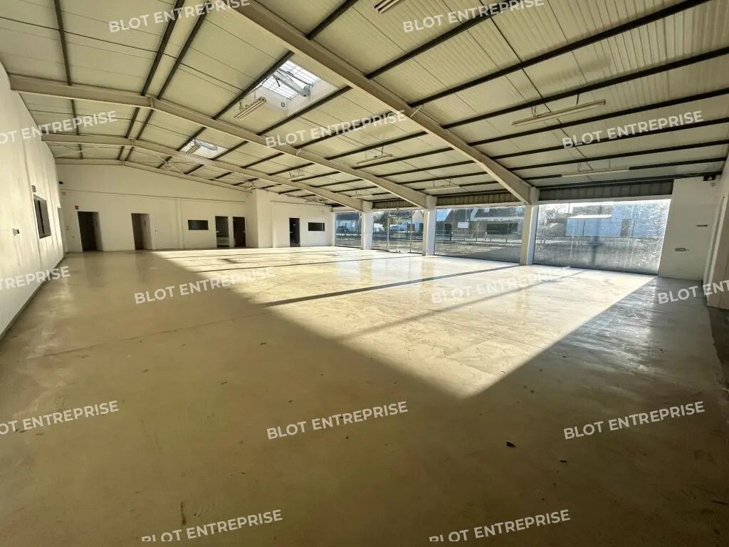 Location Commerce 1 800 m² - Photo 1