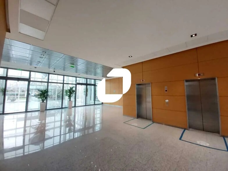 54-56 Rue D'Arcueil, Rungis to rent - Lobby - Image 3 of 9