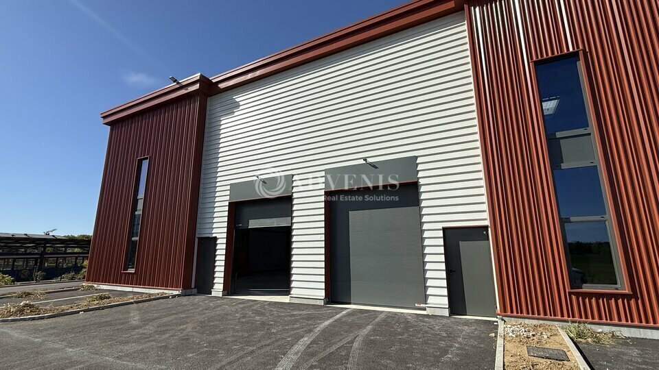 Light Industrial in Serris to rent Building Photo- Image 1 of 8