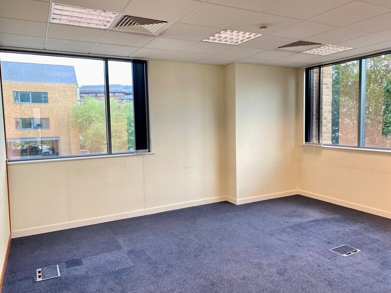 Warwick Rd, Borehamwood to rent - Interior Photo - Image 3 of 13