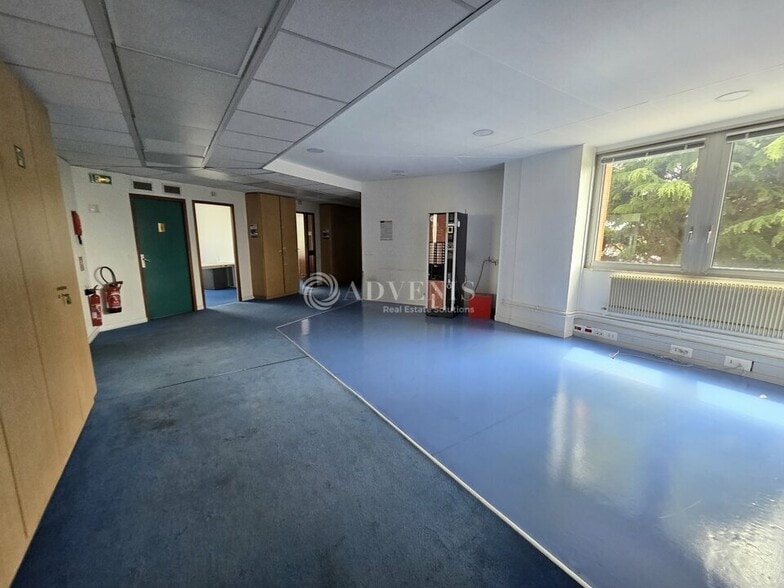 Office in La Courneuve to rent - Interior Photo - Image 3 of 7