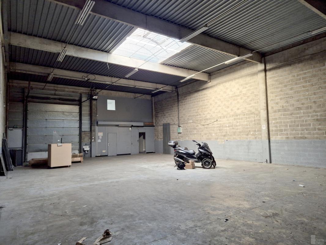 Light Industrial in Saint-Thibault-des-Vignes to rent Building Photo- Image 1 of 7