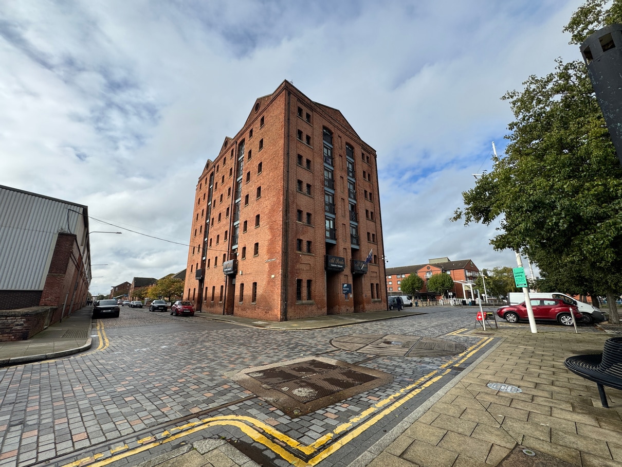 13 Hull Marina Warehouse, Hull to rent Primary Photo- Image 1 of 2