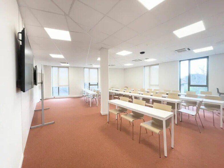 Office in Aix-en-Provence to rent - Interior Photo - Image 2 of 14