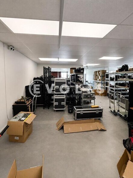 Office in Noisy-le-Grand to rent - Interior Photo - Image 2 of 3