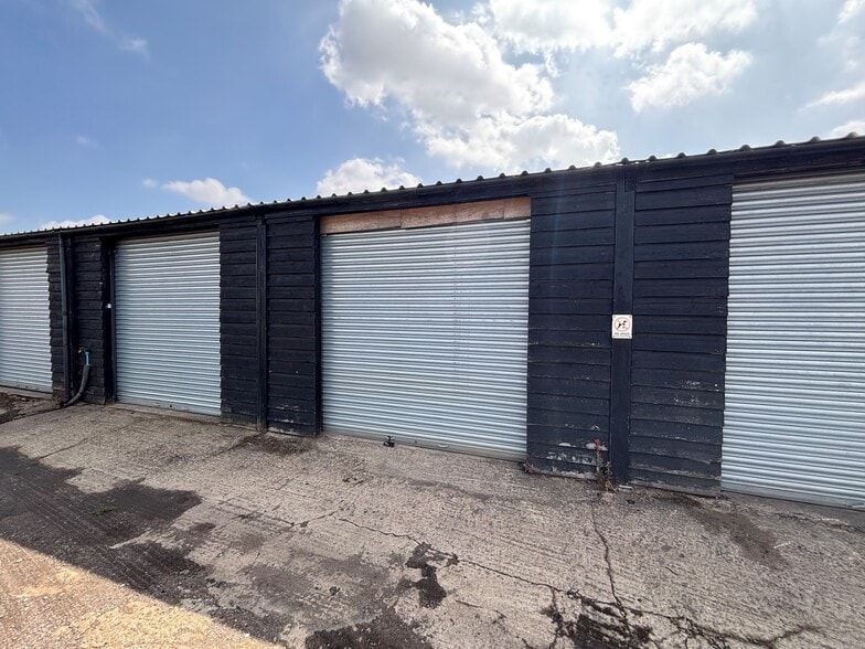 Crawley Rd, Bedford to rent - Building Photo - Image 2 of 17