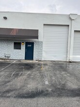 1900-2261 NW 29th St, Oakland Park, FL for rent Building Photo- Image 1 of 8