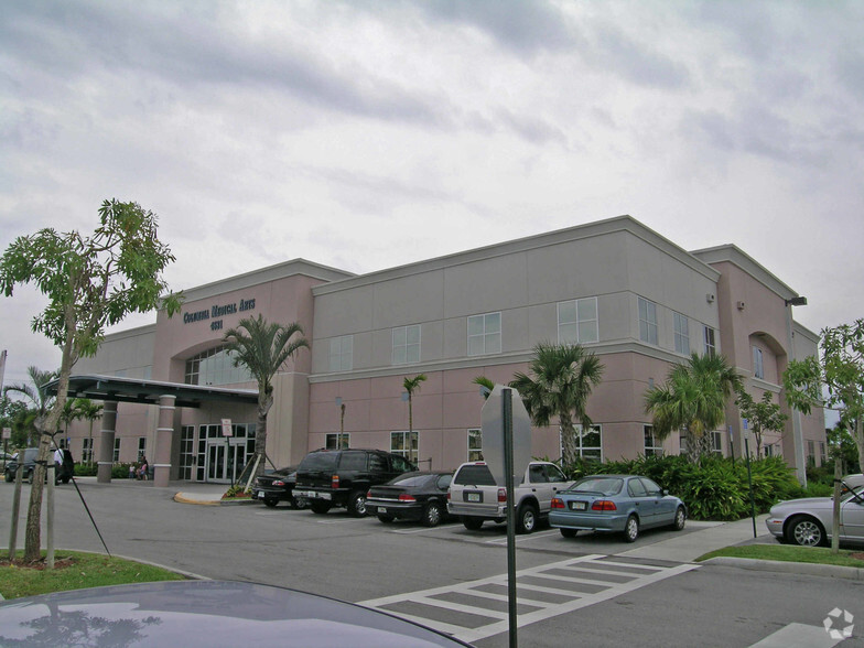 5401 S Congress Ave, Atlantis, FL for rent - Primary Photo - Image 1 of 9