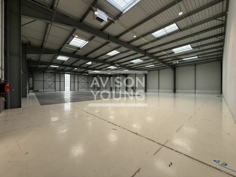 Light Industrial in Le Mesnil-Amelot to rent - Building Photo - Image 2 of 7