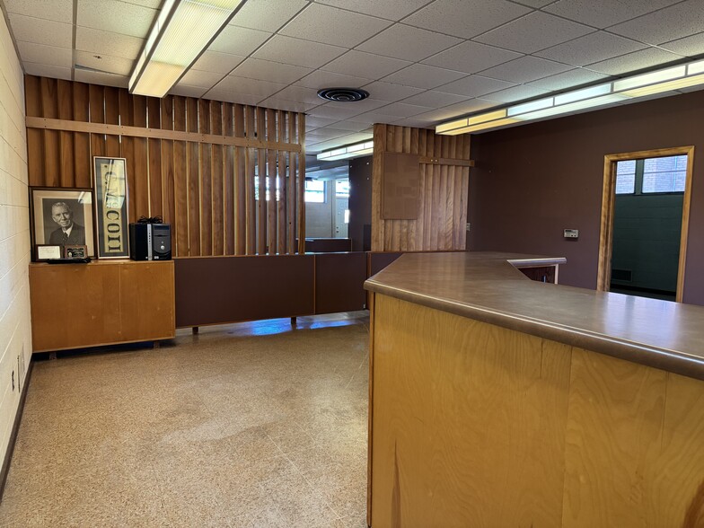 202 N Jefferson St, Mount Pleasant, IA for sale - Interior Photo - Image 3 of 18