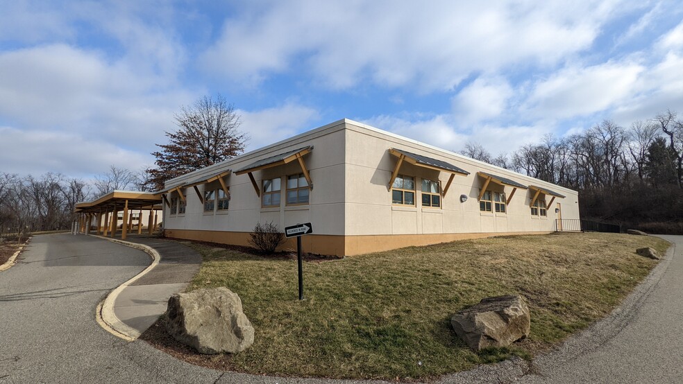 3800 Oakleaf Rd, Brentwood, PA for rent - Building Photo - Image 3 of 7