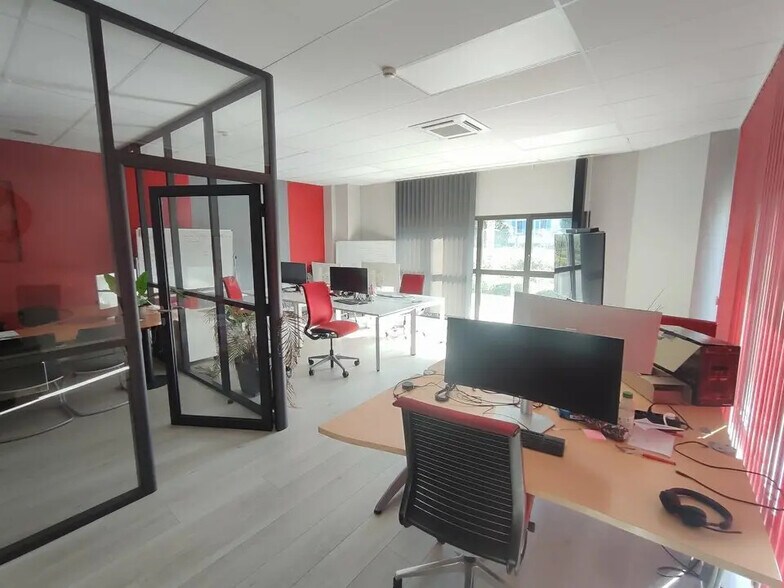 Office in Bourgoin-Jallieu for sale - Building Photo - Image 3 of 7