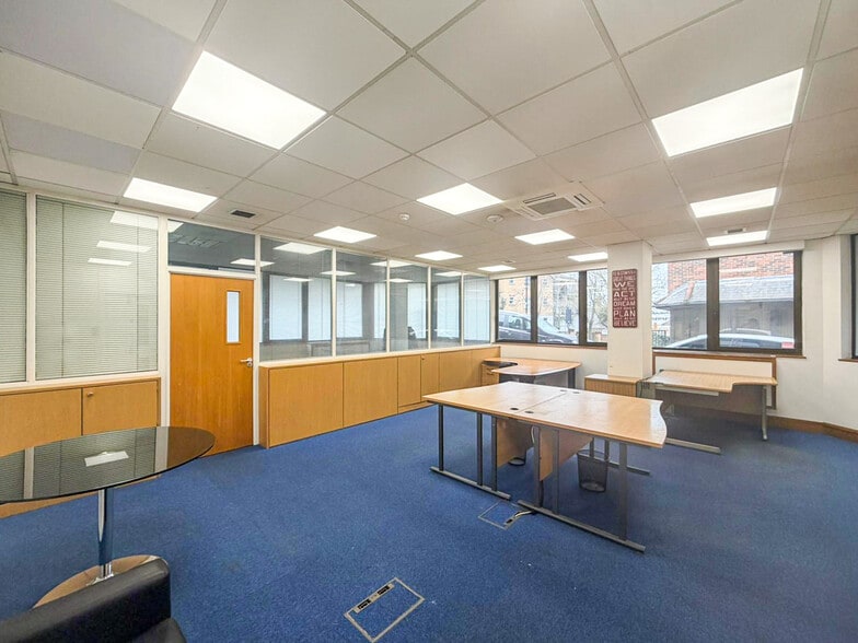 288 Chase Rd, London to rent - Building Photo - Image 3 of 12