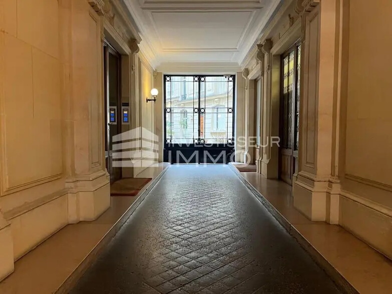 Retail in Paris to rent - Lobby - Image 2 of 10