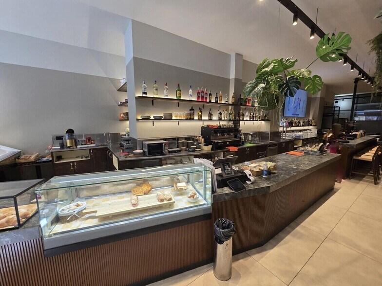 Retail in Barcelona, Barcelona to rent - Building Photo - Image 1 of 1