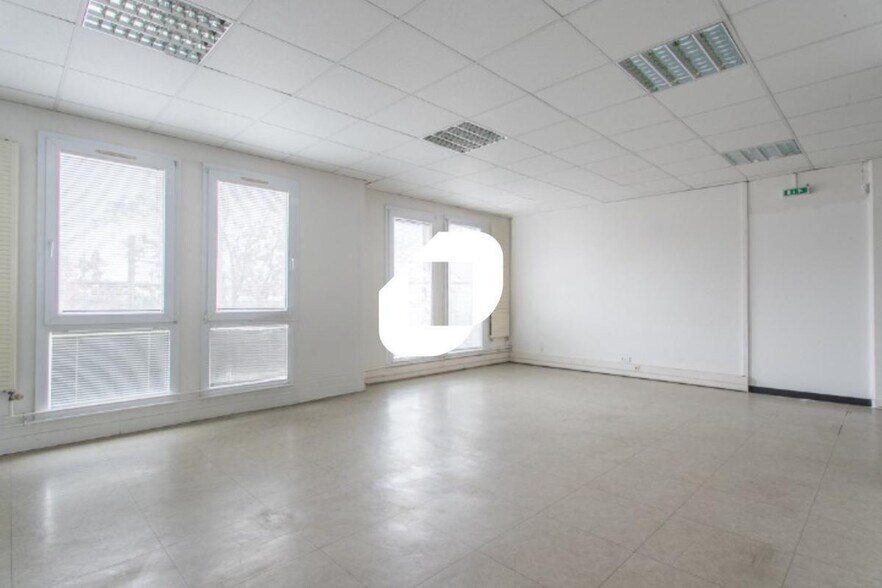 Office in Savigny Le Temple for sale - Interior Photo - Image 2 of 8