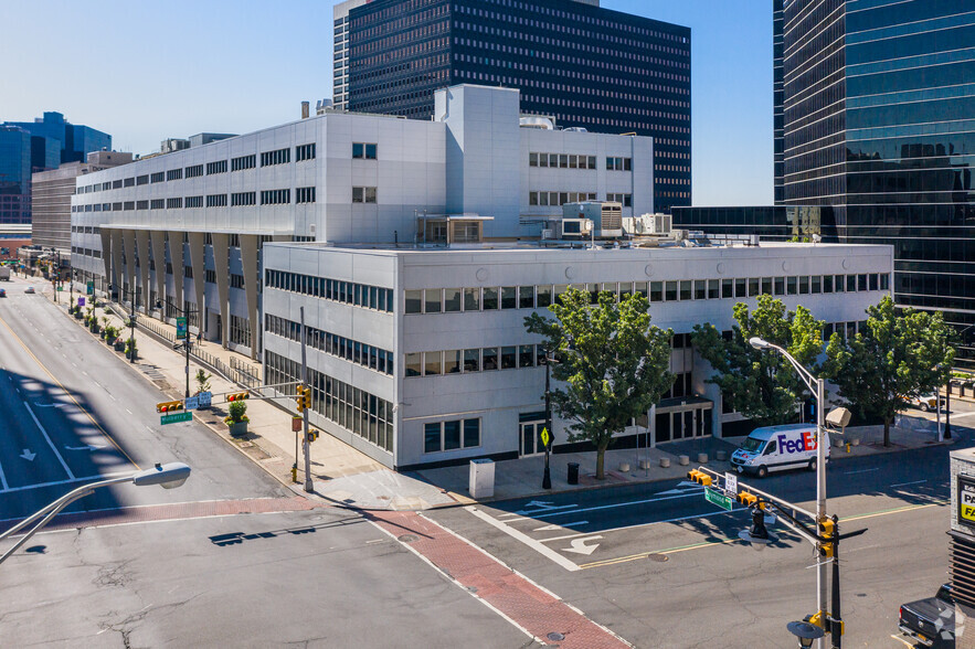 1100 Raymond Blvd, Newark, NJ for rent - Primary Photo - Image 1 of 4