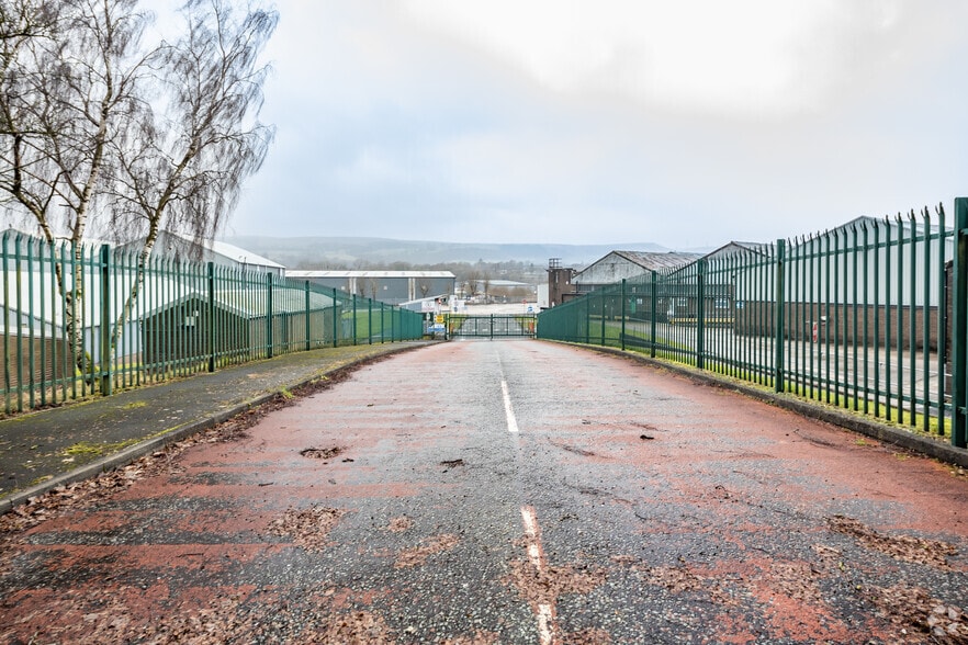 Woolley Bridge Rd, Glossop to rent - Primary Photo - Image 1 of 2