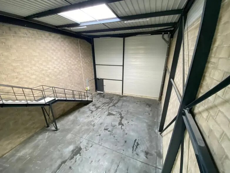 Light Industrial in Montmagny to rent - Interior Photo - Image 2 of 3