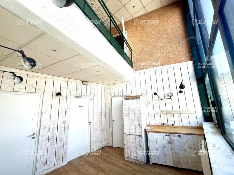 55 Rue Emile Landrin, Boulogne-Billancourt to rent - Interior Photo - Image 2 of 11