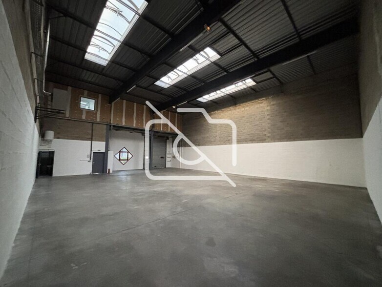 Industrial in Élancourt to rent - Interior Photo - Image 2 of 15