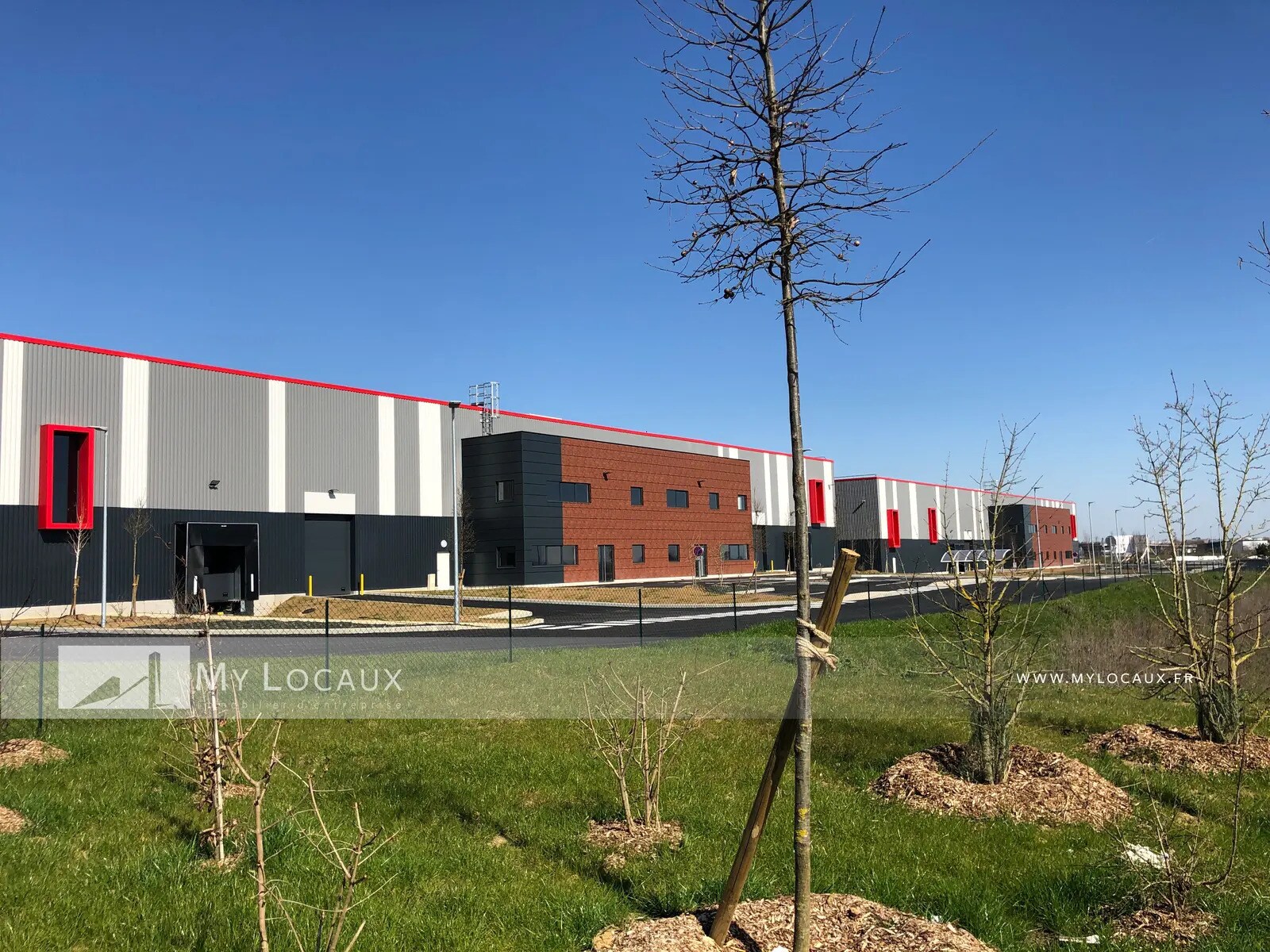 Industrial in Le Thillay to rent Building Photo- Image 1 of 8