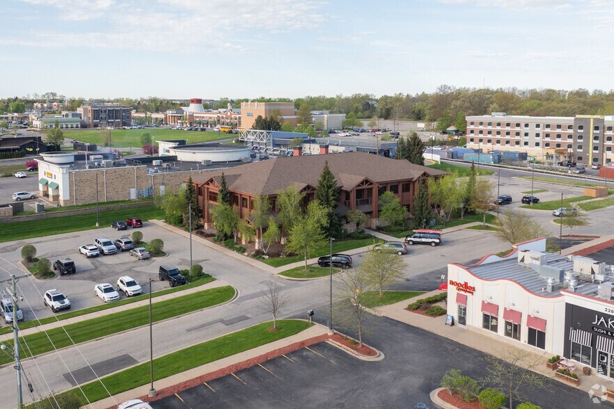 3152 Peregrine Dr NE, Grand Rapids, MI for rent - Aerial - Image 3 of 7