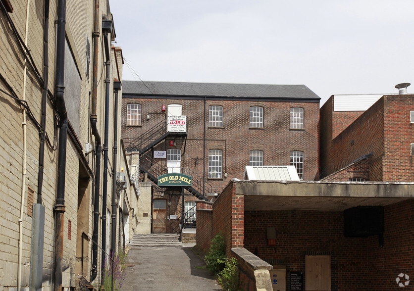 45 London Rd, East Grinstead to rent - Primary Photo - Image 1 of 6