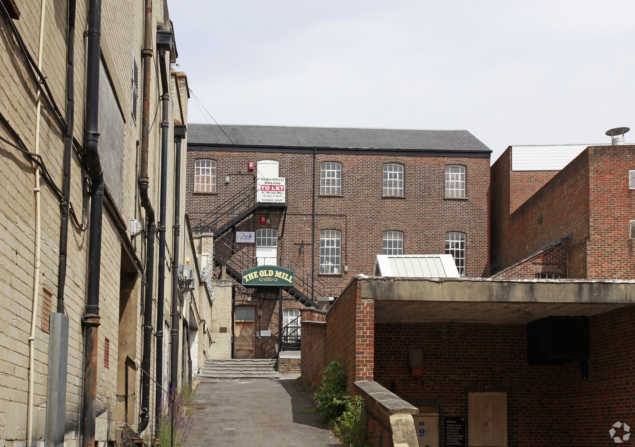 45 London Rd, East Grinstead to rent Primary Photo- Image 1 of 7