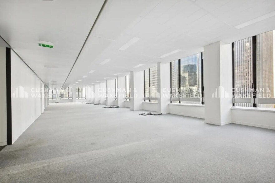 Office in Courbevoie to rent - Building Photo - Image 3 of 8