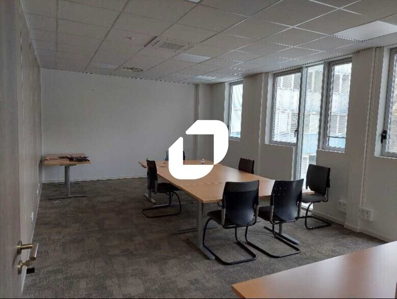Office in Rillieux-la-Pape to rent - Interior Photo - Image 2 of 7